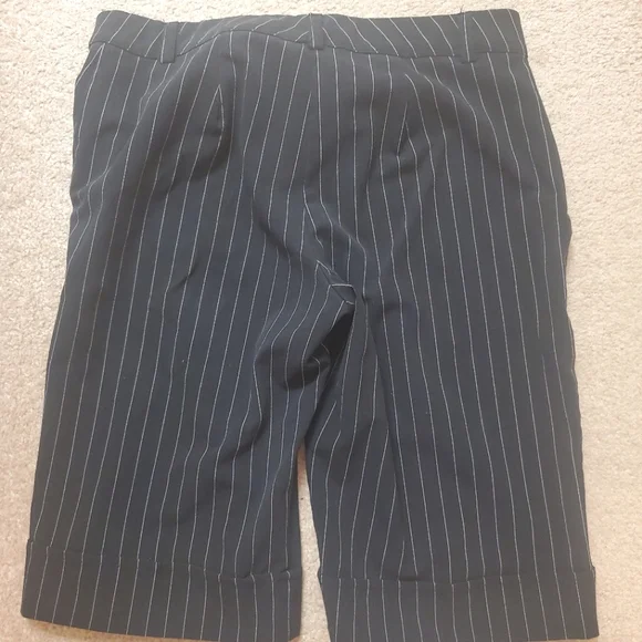 Black pinstriped shorts - Picture 2 of 5